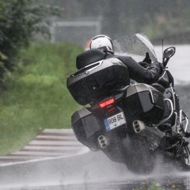 Jazda motocyklem w deszczu